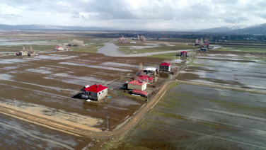 Karlar eridi, her yer sular altında kaldı