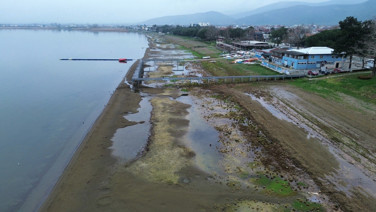Göldeki su seviyesi düştükçe düşüyor, endişe büyük