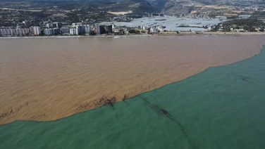 İki gün sürdü, denizin rengi değişti