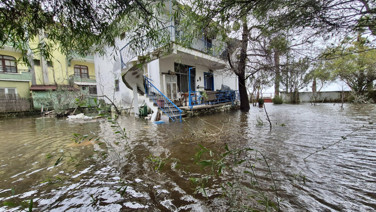 Göl taştı, sokaklar su altında kaldı