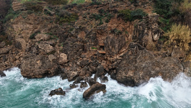 Koruma altındaki falezlerde 'kaçak baraka' işgali: Beton dökülmüş, duş bile var!