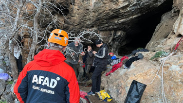 Girdiği mağarada çukura düştü