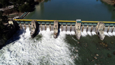 Kurumak üzereydi: Baraj doldu, kapaklar açıldı