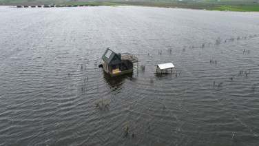 Ulubat taştı, evler yüzüyor