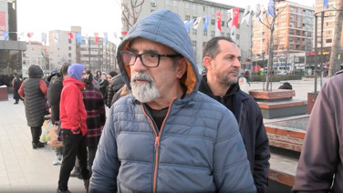 İftar kuyruğunda isyan etti: Aklın hayalin durur