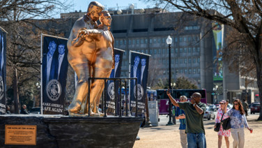 Başkente Titanic pozu veren Trump-Epstein heykeli diktiler