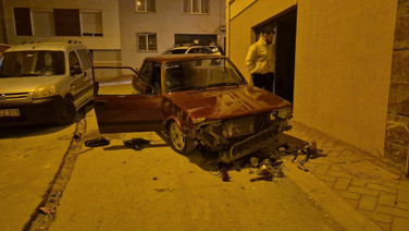 Sevgilisinden ayrıldı, sokak ortasında aracını parçaladı