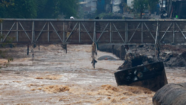 Sel faciasında 62 ölü