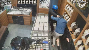 Kuyumcuda dehşet: Namlunun önüne atladı, kanlar içinde savuşturdu