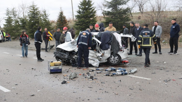 Araçlar birbirine girdi: Ölü ve yaralılar var