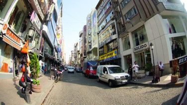 Laleli kepenk indiriyor