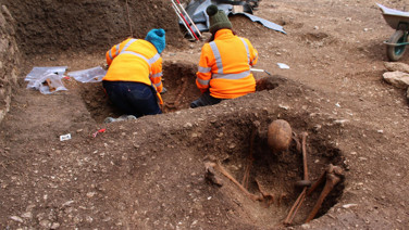 Oturur vaziyette duran iskeletler bulundu