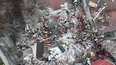 Fatih'te bitişik binalar çöktü