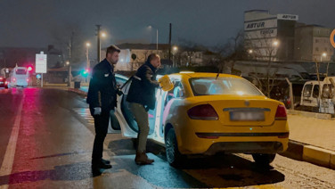 Takside dehşet: Şoförü omzundan bıçakladı