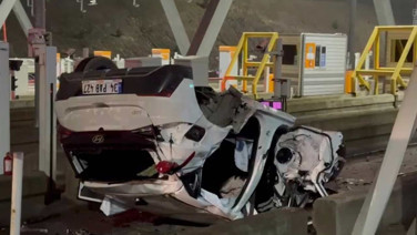 Gişelere çarpan otomobil takla attı: 2 yaralı