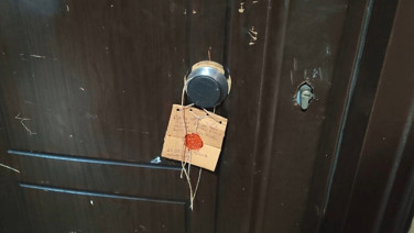 Ayaklarını bağladığı kadını döverek öldürdü