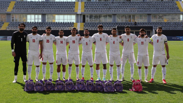 İranlı futbolculardan, Antalya'da sıra dışı protesto: Okul çantasıyla çıktılar