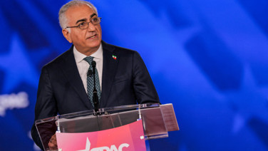 Devrik şahın oğlunu sahneye çıkardılar