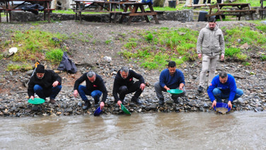 Eline kap kacak alan dereye koştu: Hemen hepsi altın buldu