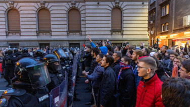 Sırbistan'da üniversiteler karıştı: Yüzlerce öğrenci polisle çatıştı