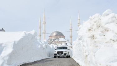 Nisan ayında evler kardan kayboldu