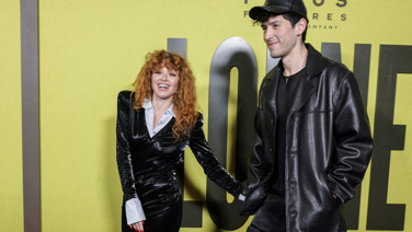 Kırmızı halıdaki transparan kıyafeti olay olmuştu: Uçaktan atıldı