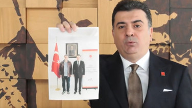 CHP iki fotoğrafı gösterdi: Sizi böyle kim ciddiye alır?