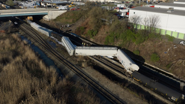 Yük treni raydan çıktı: Kimyasal sızıntı var