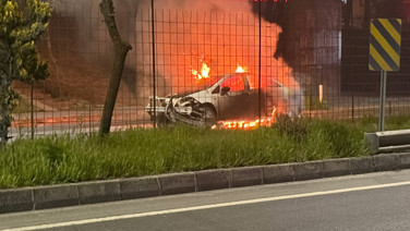 Kaza yapan otomobil alev topuna döndü