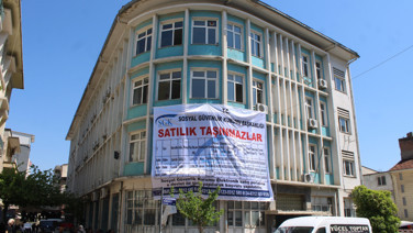 Kaderine terk edildi: Tarihi yapı ilan panosuna döndü