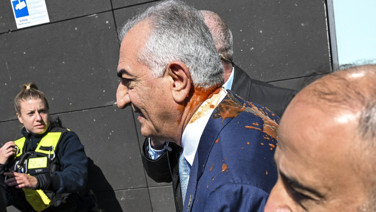 Devrik şahın sürgündeki oğluna kırmızı boya atıldı