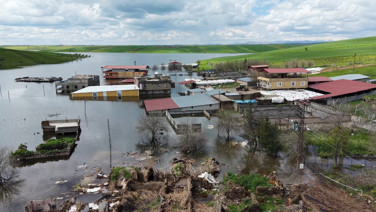 Baraj kapakları açıldı, mahkemelik evler su altına kaldı