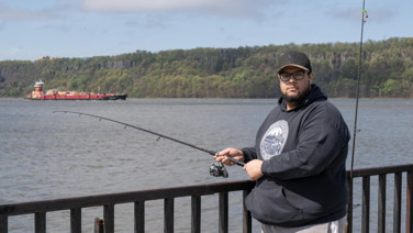 Nehirden yakaladığı balıklarla 1000 TL'lik suşiyi bedavaya getiriyor