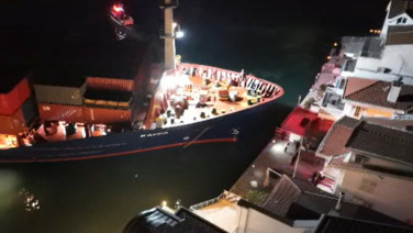 Dev gemi yalıya çarpmaya metreler kala karaya oturdu