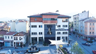 Nüfus 13 bin, dağıtılan pasta sayısı 225 bin
