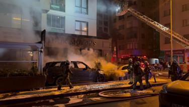 Kadıköy’de oto galeride çıkan yangında 4 araç küle döndü