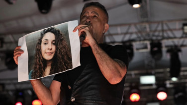 Haluk Levent, Gülistan Doku'nun fotoğrafıyla türkü söyledi