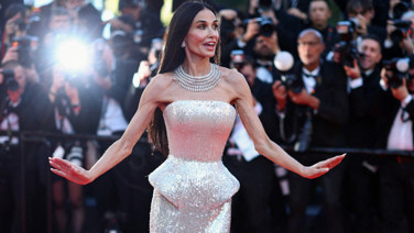 Cannes kırmızı halısından geçen Demi Moore hayranlarını endişelendirdi