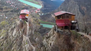 ‘Hepinizden nefret ediyorum’ evi: Emekli öğretmen kayalığın tepesine yerleşti