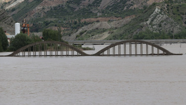Nehir taştı, köprüyü yuttu