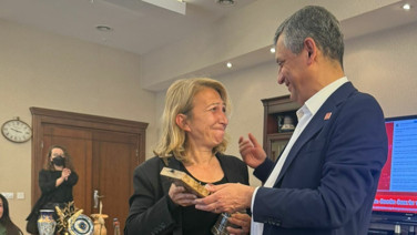 Özgür Özel müdahaleden önce mührünü teslim etti: Tekrar gelinceye kadar sizde dursun