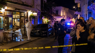 Urla'da vahşet: Akrabasının boğazını kesip kahvehanenin önüne attı