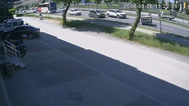 Yola düşen demir kafes faciaya davetiye çıkardı