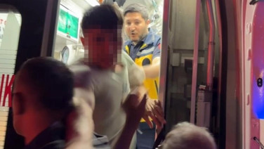 Ambulanstan fırlayıp gazeteciye saldırdı