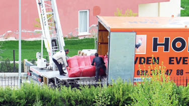 Aynı kamyonda iki ev taşınıyor
