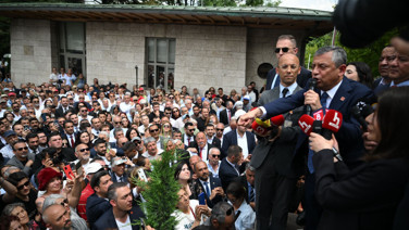 Özel Meclis kapısında vatandaşlara seslendi: Asla teslim olmayacağım