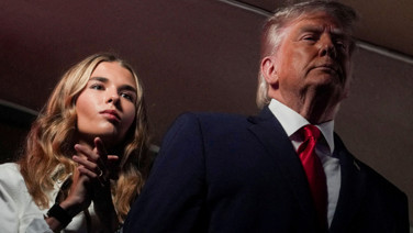 Trump'ı torununun önünde yuhaladılar
