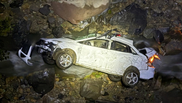 Dere yatağına devrilen otomobildeki 1 kişi öldü, 1 kişi yaralandı