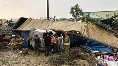 Manisa’da tiner yüklü TIR devrildi: 2 ölü, 4 yaralı