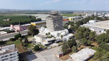Şehrin simge yapısı saniyeler içinde yıkıldı